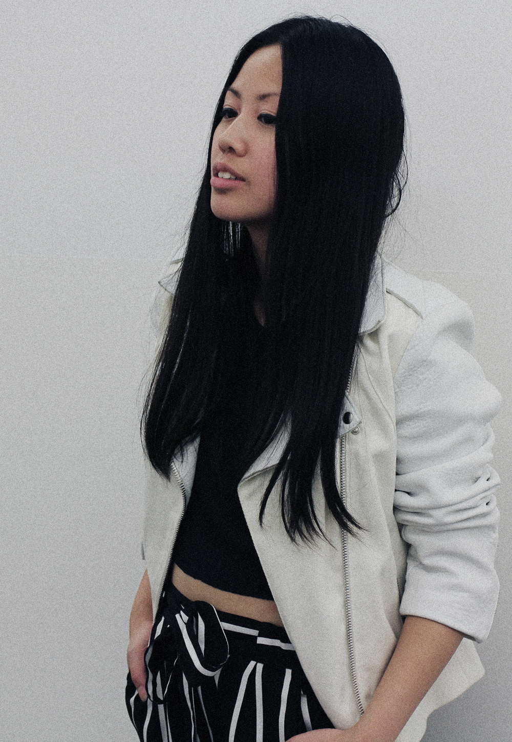 IHEARTALICE – Fashion & Travel-Blog by Alice M. Huynh from Germany: OOTD – Outfit of the Day wearing White Sandro Paris Leather Jacket, High Waist Trousers and Crop Top