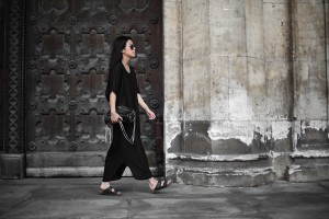 IHEARTALICE.DE – Fashion & Travel Blog: All Black Everything Look wearing Kafktan Dress, Birkenstocks & Alexander Wang Brenda Bag