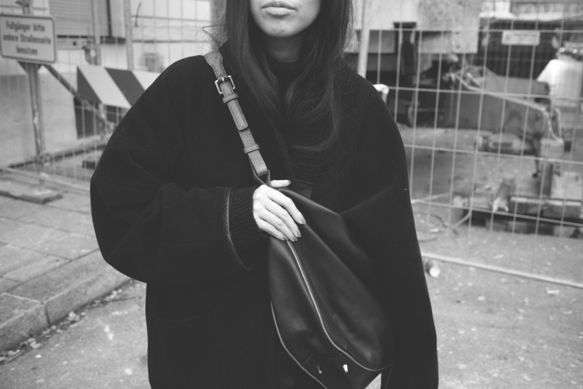 IHEARTALICE.DE – Fashion & Travel Blog: All Black Everything Look wearing Acne Studios Coat, Skinny Jeans, &OtherStories Leatherbag