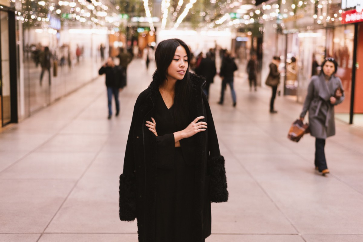 IHEARTALICE.DE – Fashion & Travel Blog: All Black Everything Look wearing AKRIS Sherling Leather Coat / Winter Look