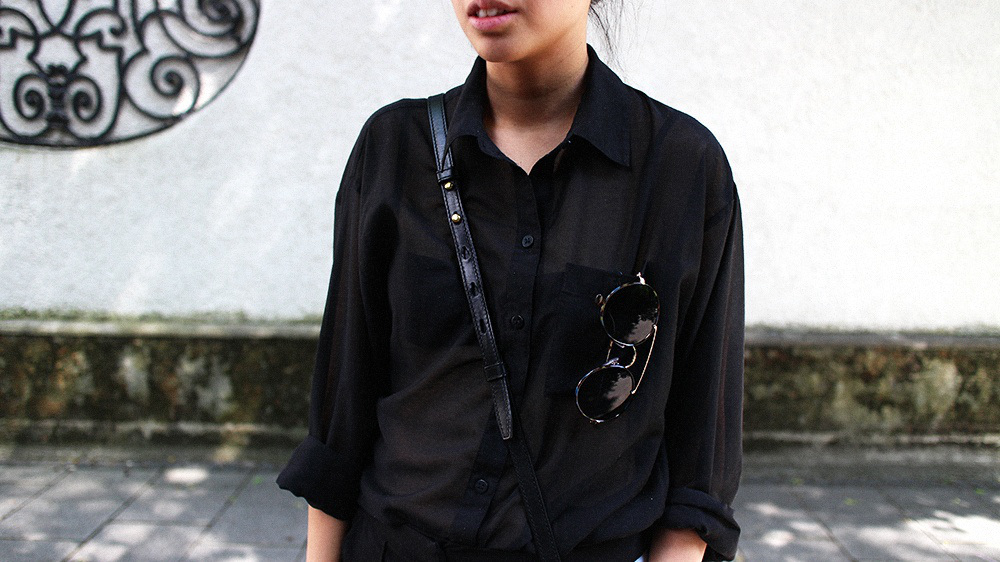 IHEARTALICE.DE – Fashion & Travel Blog: All Black Everything Look wearing Blouse, Joggingpants & Leather Loafers / OOTD