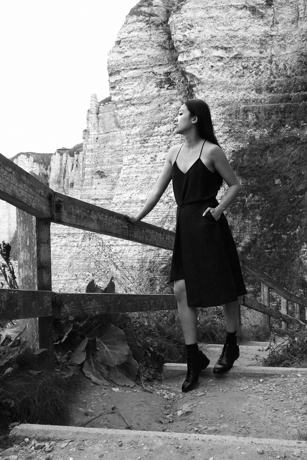 IHEARTALICE.DE – Fashion & Travel Blog: All Black Everything Look wearing assymetrical Skirt, Chelsea Boots, Top / OOTD