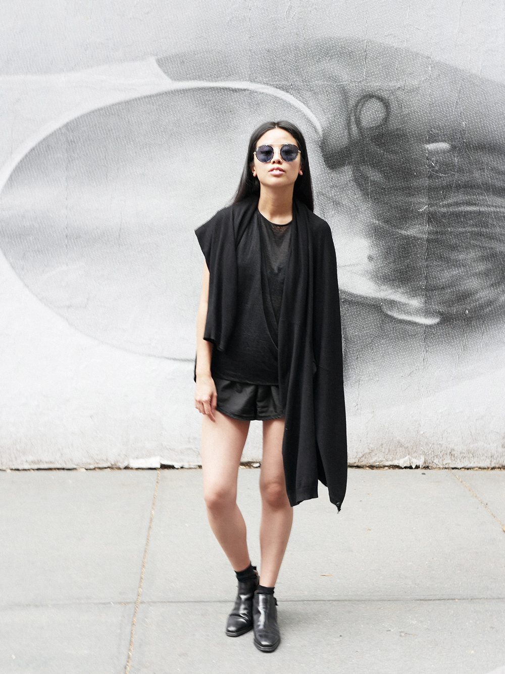 IHEARTALICE.DE – IHEARTALICE.DE – Fashion & Travel Blog: All Black Everything Look wearing Helmut Lang Top, Chelsea BootsFashion & Travel Blog: All Black Everything Look wearing