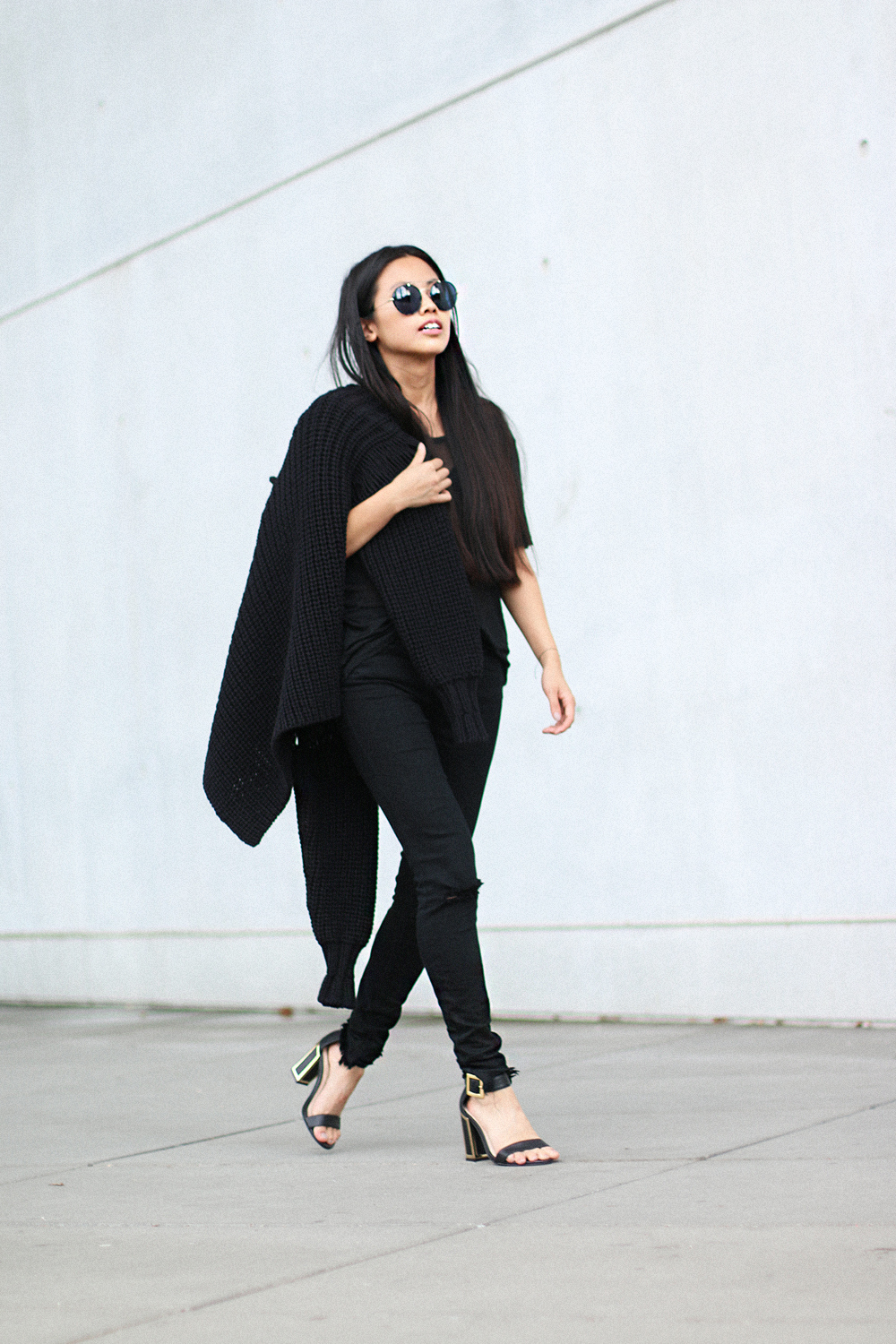 IHEARTALICE.DE – Fashion & Travel Blog: All Black Everything Look wearing Alexander Wang Turtleneck Knitwear, Ripped Jeans