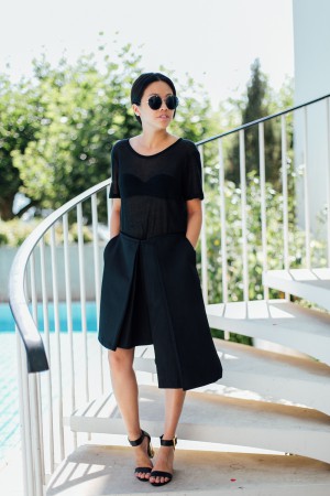 IHEARTALICE.DE – Fashion & Travel Blog: All Black Everything Look wearing Assymetrical Skirt by Alice M. Huynh, T by Alexander Wang T-Shirt, Prada Shades