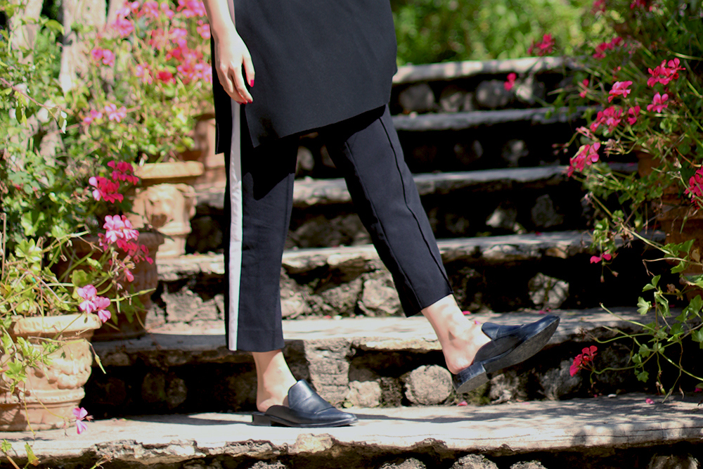 IHEARTALICE.DE – Fashion & Travel Blog: All Black Everything Look wearing V-Neck Shirt & Tibi NY Leather Loafers