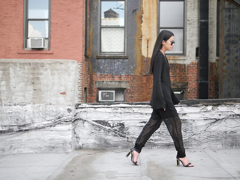IHEARTALICE.DE – Fashion & Travel Blog: All Black Everything Look wearing Vince Silk Pants