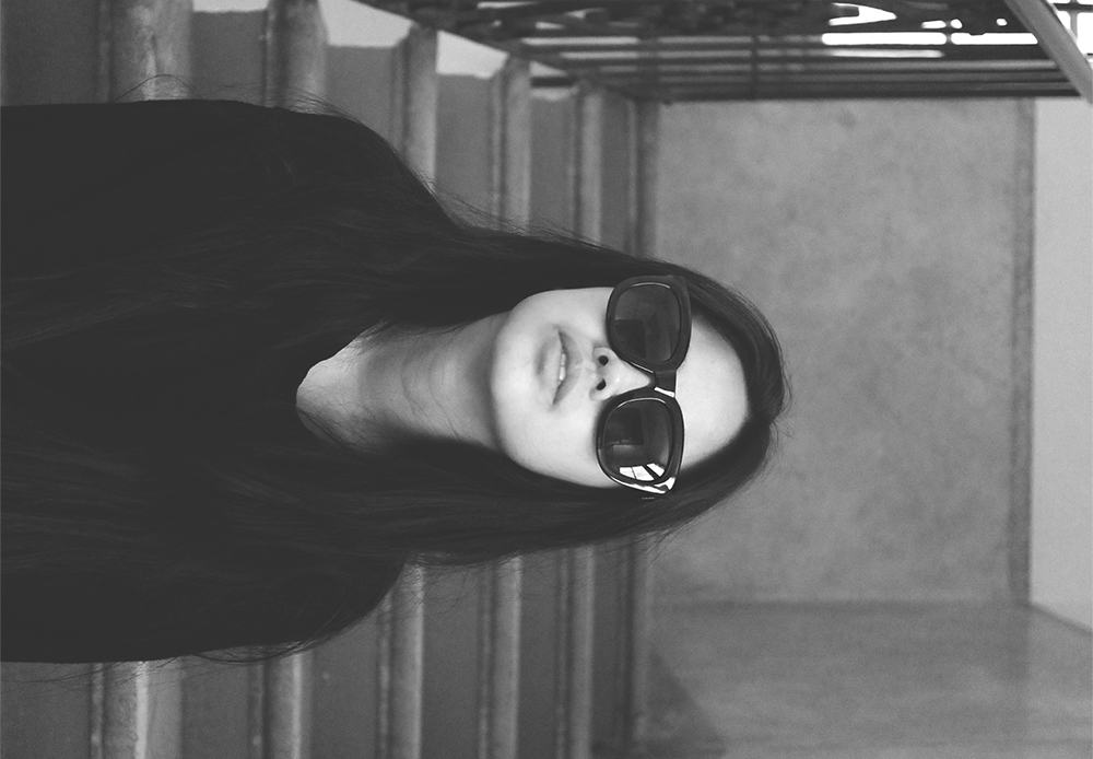 IHEARTALICE.DE – Fashion & Travel Blog: All Black Everything Look wearing Big Black Shades