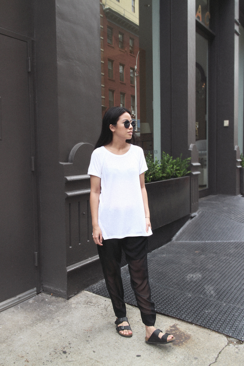 IHEARTALICE.DE – Fashion & Travel Blog: All Black Everything Look wearing Helmut Lang White Basic T-Shirt & Birkenstocks