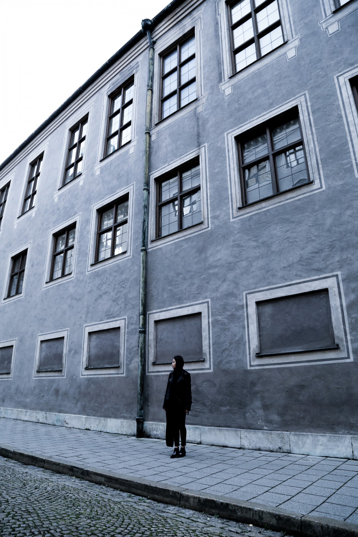 IHEARTALICE.DE – Fashion & Travel Blog: All Black Everything Look wearing Böack Leather Jacket