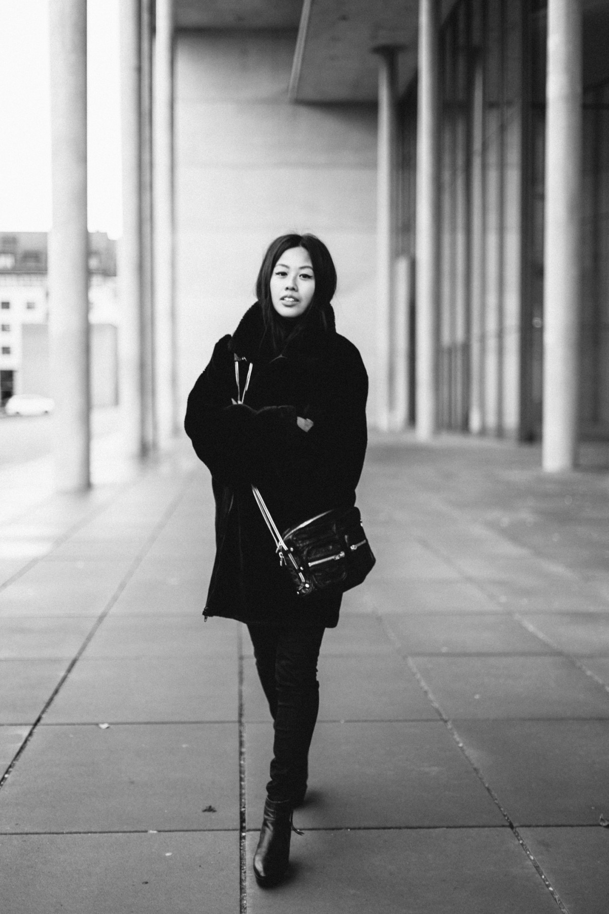 IHEARTALICE.DE – Fashion & Travel Blog: All Black Everything Look wearing Fluffy Teddy-Coat / How to stay warm in Winer?