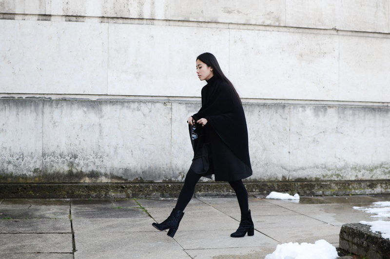 IHEARTALICE.DE – Fashion & Travel-Blog by Alice M. Huynh from Berlin/Germany: All black Everything Look wearing Vintage Cashmere Turtleneck Sweater, Prada Shades, Yohji Yamamoto Pleats Warp Skirt, Maison Martin margiela Tabi Arabesque Boots / OOTD