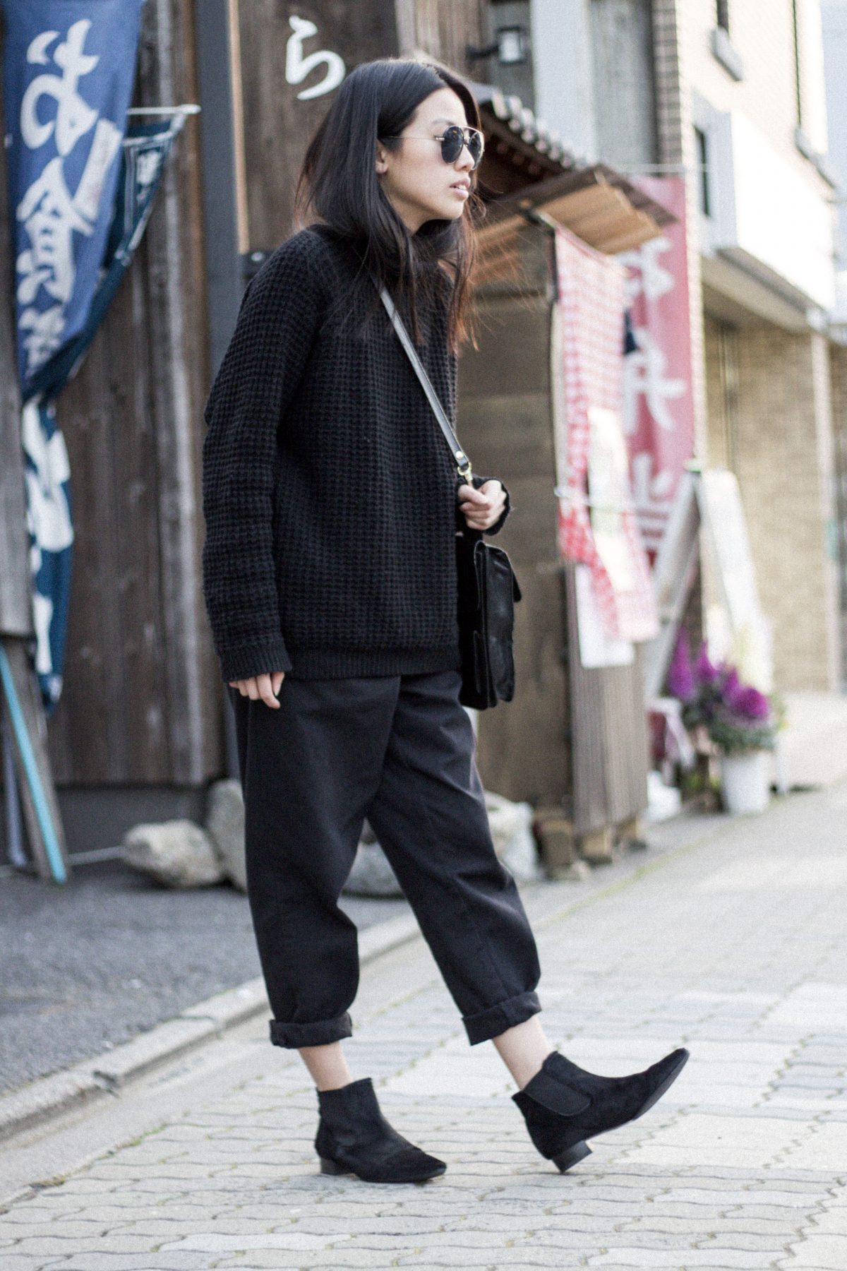 IHEARTALICE.DE – Fashion & Travel-Blog by Alice M. Huynh from Berlin/Germany: Kyoto, Japan Travel Diary – All black everything look wearing Vintage Jeans & Bag, Chelsea Boots & Heavy Knit
