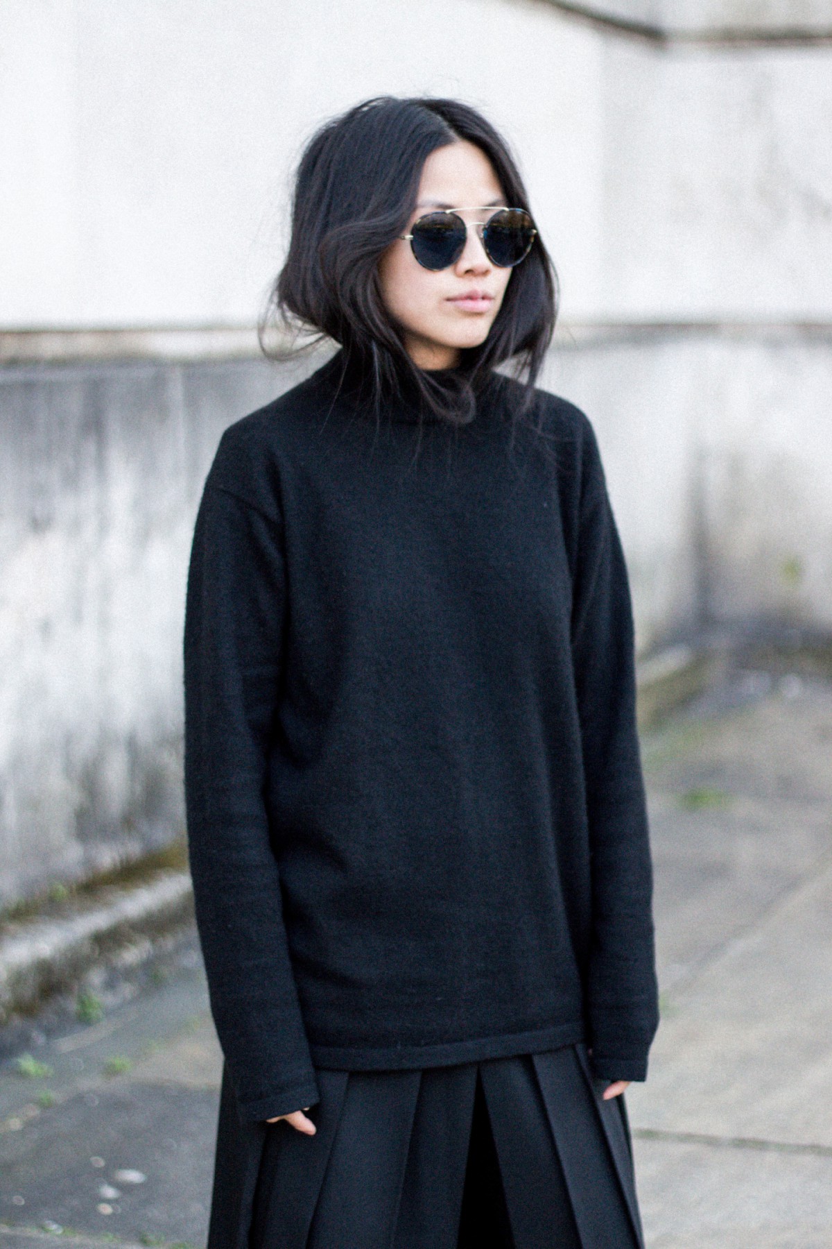 IHEARTALICE.DE – Fashion & Travel-Blog by Alice M. Huynh from Berlin/Germany: All black Everything Look wearing Vintage Cashmere Turtleneck Sweater, Prada Shades, Yohji Yamamoto Pleats Warp Skirt, Maison Martin margiela Tabi Arabesque Boots / OOTD