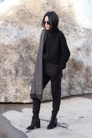 IHEARTALICE.DE – Fashion & Travel-Blog by Alice M. Huynh from Berlin/Germany: Tokyo, Japan Travel Diary – All Black Everything Look in Tokyo wearing Won Hundred Knit Jumper, Joggingpants, Alexander Wang Scarf / Tokyo Streetstyle