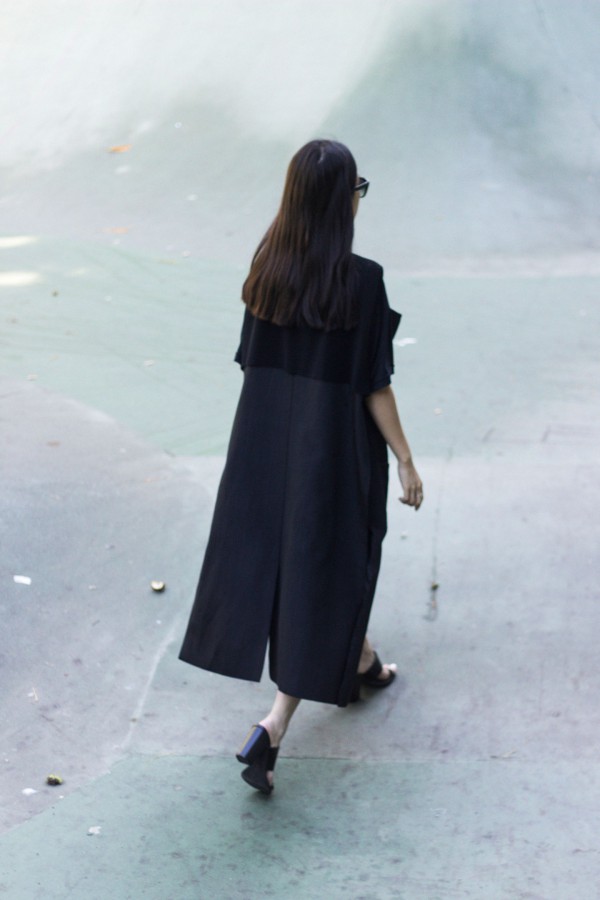 IHEARTALICE – Fashion, Lifestyle & Travel Blog from Berlin/Germany by Alice M. Huynh: AllBlackEverything Look with long vest, T-Shirt Dress, Mules & Rodenstock Shades