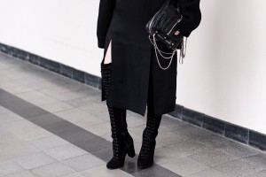 IHEARTALICE.DE – German Fashion & Lifestyle-Blog by Alice M. Huynh: All-Black-Everything Look with Ted&Muffy Lace-up Overknees, Maison Martin Margiela Knitwear Turtleneck, Alexander wang Brenda Leather Bag, &OtherStories Slit Skirt