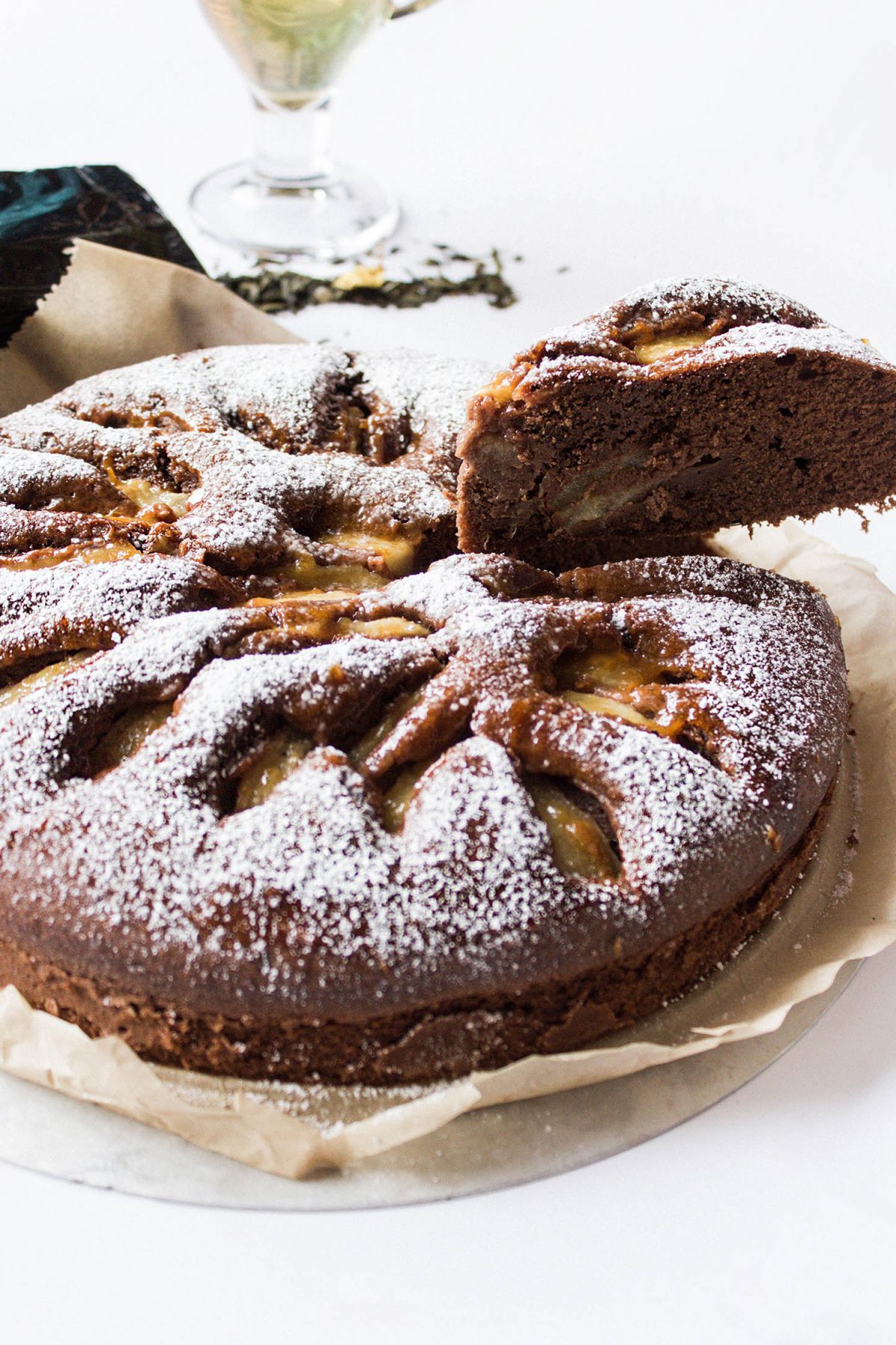 Schokoladen Birnen Kuchen Rezept von Yvi Huynh / IheartAlice.com