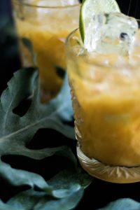 Limetten-Mango-Cocktail mit Mezcal Rezept