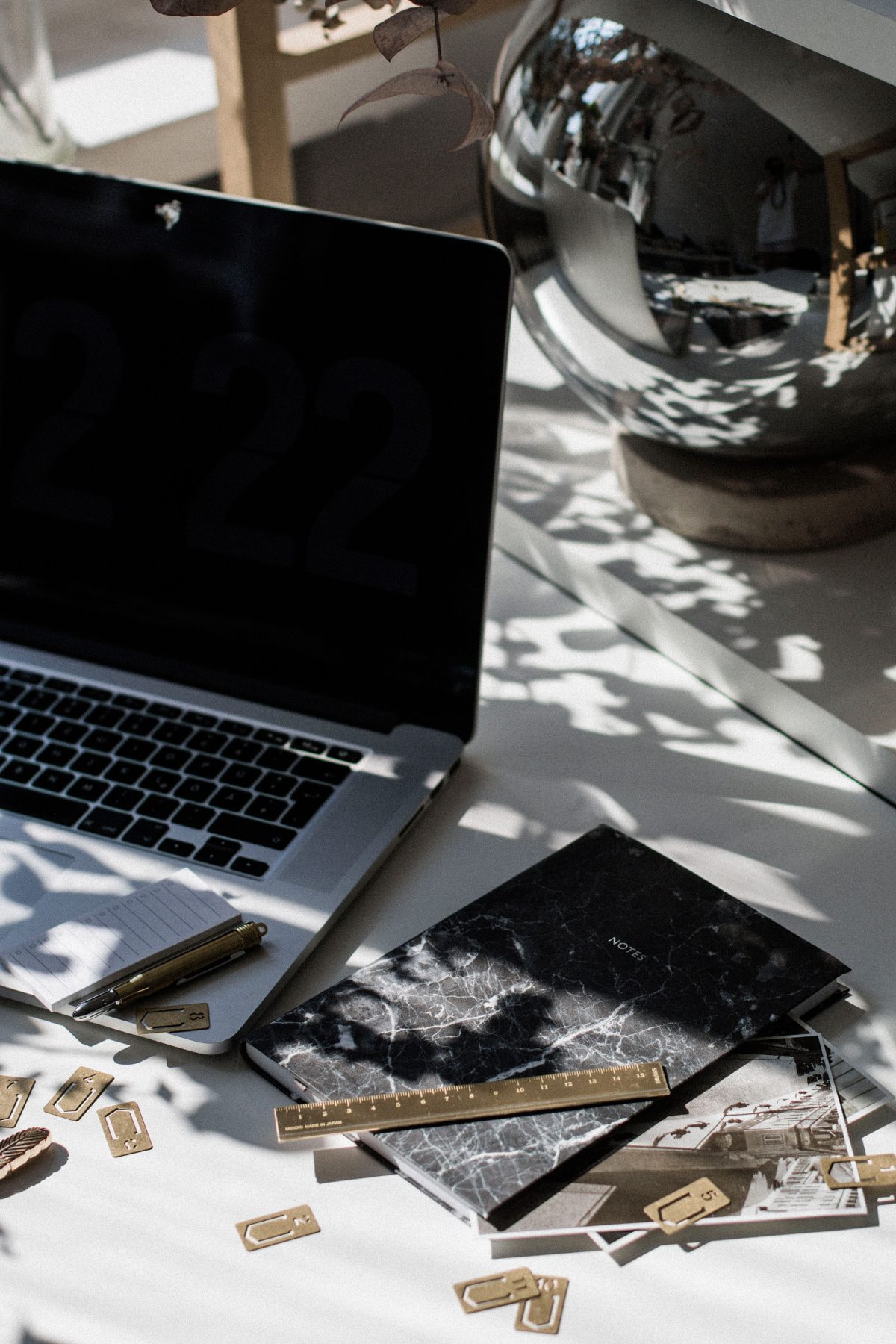 Minimalist Working Space / Back to School Interior Inspiration by IheartAlice.com