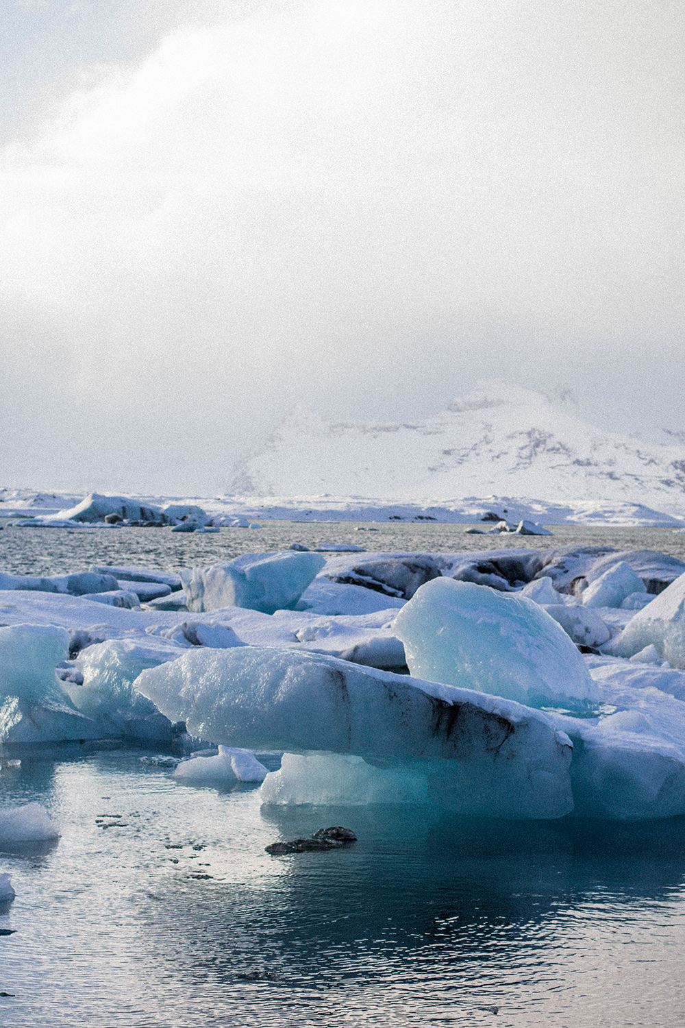 iceland-travel-guide_iheartalice_glacier-lagoon_crystal-beach_02a | i ...