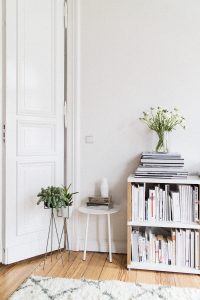 Living Room Inspiration: Menu Yeh Table, Menu Vase Vase, Ferm Living plantstand from CONNOX / IheartAlice.com