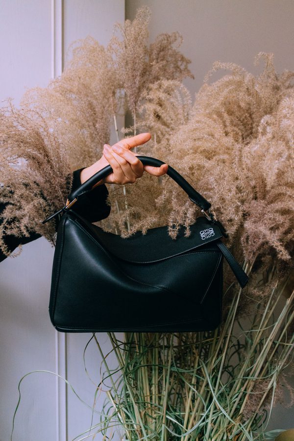 LOEWE Puzzle Bag + Maison Margiela Tabi Boots / Lifestyle, Fashion & Travelblog by Alice M. Huynh from Berlin, Germany - All Black Everything Minimalist Look