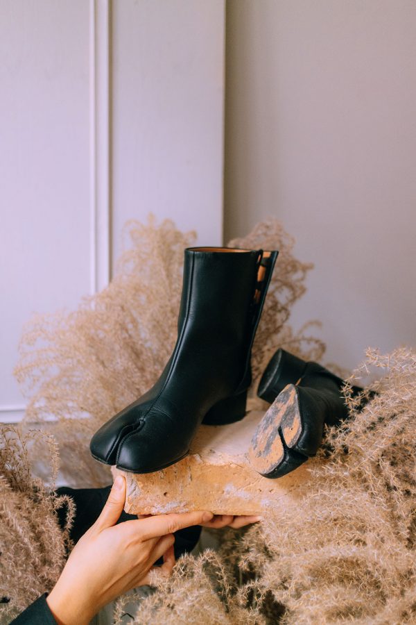 LOEWE Puzzle Bag + Maison Margiela Tabi Boots / Lifestyle, Fashion & Travelblog by Alice M. Huynh from Berlin, Germany - All Black Everything Minimalist Look
