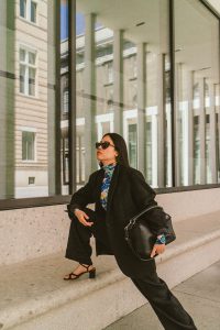 A Touch Of Spring – ARKET Linen Trousers & LOEWE Puzzle Bag / All-Black-Everything Look by Alice M. Huynh – Travel, Lifestyle & Fashionblog from Berlin, Germany / iHeartAlice.com – Minimalist Fashion & Style