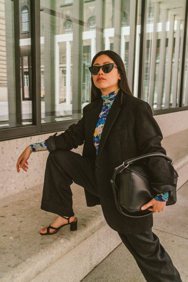 A Touch Of Spring – ARKET Linen Trousers & LOEWE Puzzle Bag / All-Black-Everything Look by Alice M. Huynh – Travel, Lifestyle & Fashionblog from Berlin, Germany / iHeartAlice.com – Minimalist Fashion & Style