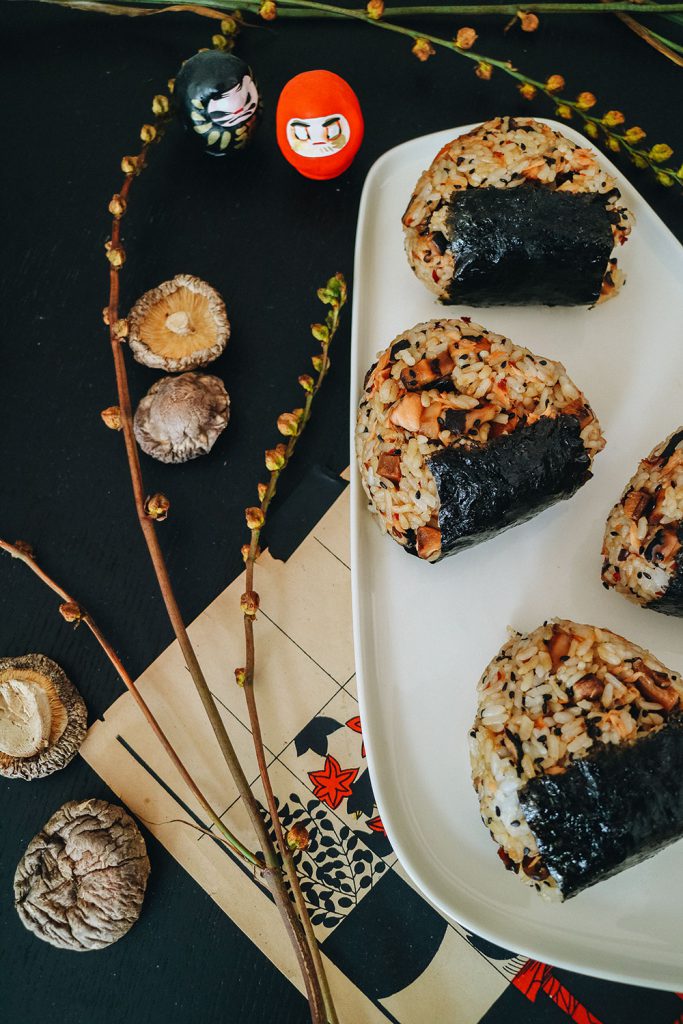 Salmon & Shiitake Onigiri Rezept Japanische Reisbällchen Snack für Zu