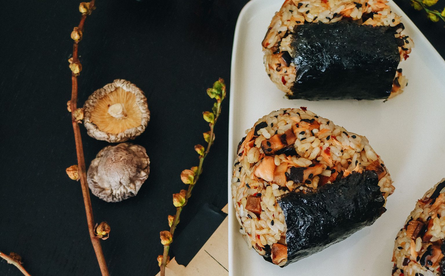 Salmon & Shiitake Onigiri Rezept Japanische Reisbällchen Snack für Zu
