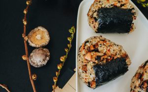 Salmon & Shiitake Onigiri Rezept – Japanische Reisbällchen / Authentische Rezepte von Alice M. Huynh – iHeartAlice.com / Travel, Lifestyle & Food Blog aus Berlin