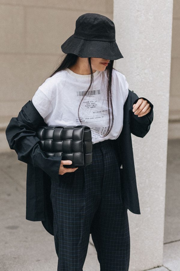 Bottega Veneta Padded Cassette Bag & In Private Studio Dinner for One T-Shirt / All-Black-Everything Look by Alice M. Huynh – iHeartAlice.com Lifestyle, Travel & Fashionblog from Berlin, Germany / Minimalist Fashion Streetstyle