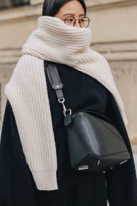 Cozy Knits & LOEWE Puzzle Bag / All-Black-Everything Look by Alice M. Huynh – iHeartAlice.com Lifestyle, Travel & Fashionblog from Berlin, Germany / Minimalist Fashion Streetstyle