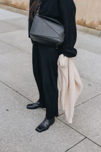 Cozy Knits & LOEWE Puzzle Bag / All-Black-Everything Look by Alice M. Huynh – iHeartAlice.com Lifestyle, Travel & Fashionblog from Berlin, Germany / Minimalist Fashion Streetstyle