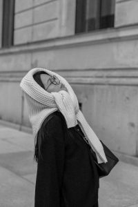 Cozy Knits & LOEWE Puzzle Bag / All-Black-Everything Look by Alice M. Huynh – iHeartAlice.com Lifestyle, Travel & Fashionblog from Berlin, Germany / Minimalist Fashion Streetstyle