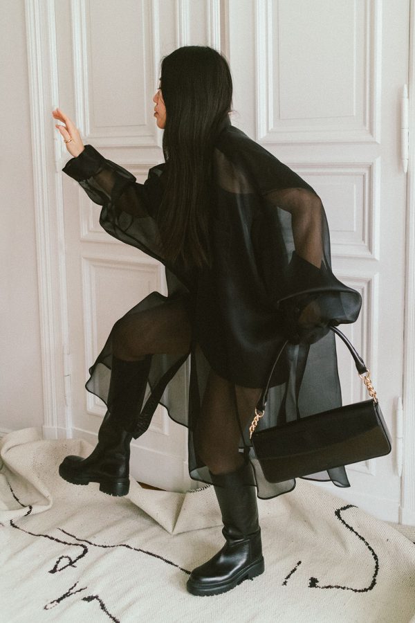 Maison Margiela Oversized Silk-Organza Shirt & ARKET Elongated Shoudler Bag, Chunky Leather Boots – Minimalist All-Black Look by Alice M. Huynh / iHeartAlice.com – Travel, Lifestyle & Fashionblog based in Berlin, Germany