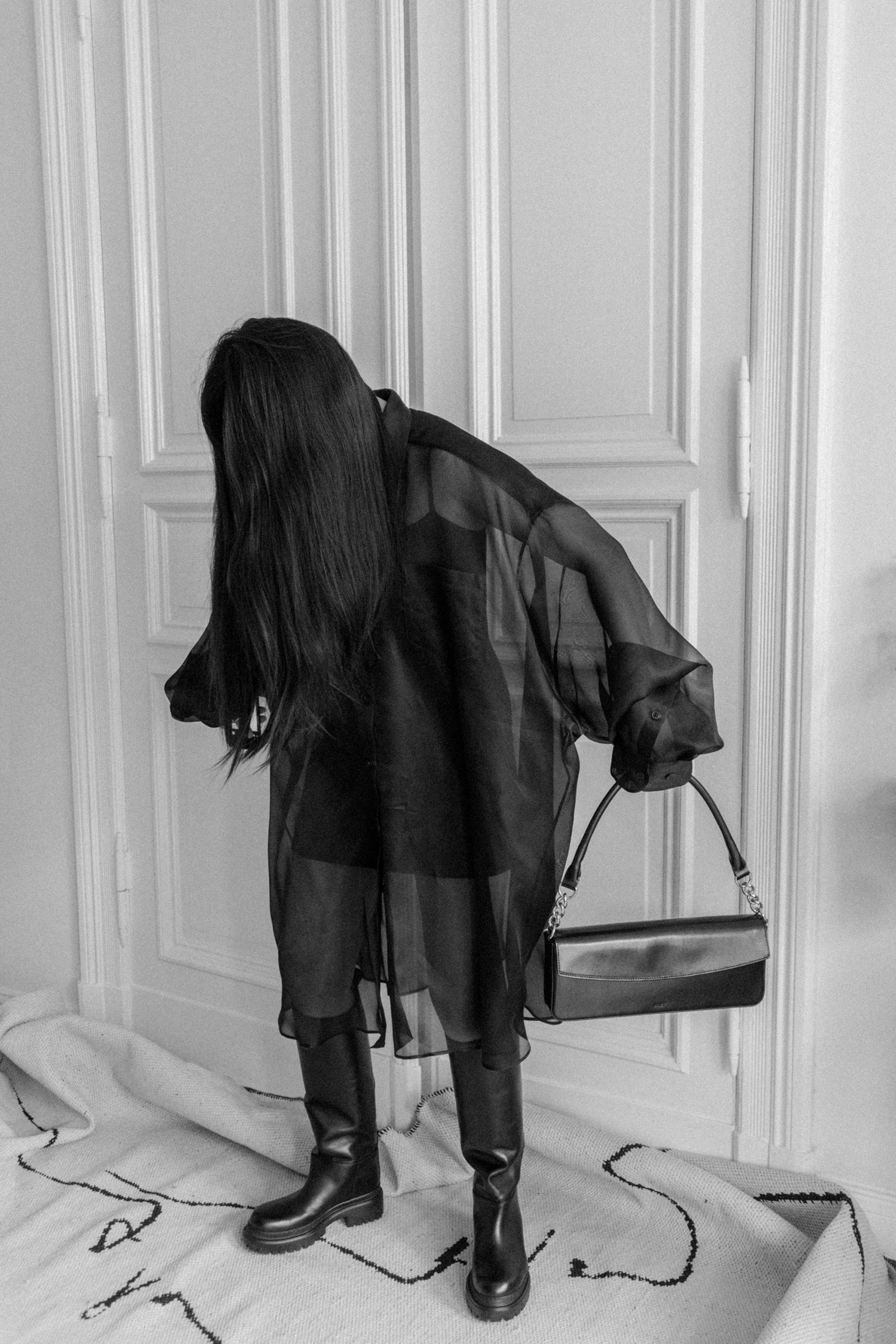 Maison Margiela Oversized Silk-Organza Shirt & ARKET Elongated Shoudler Bag, Chunky Leather Boots – Minimalist All-Black Look by Alice M. Huynh / iHeartAlice.com – Travel, Lifestyle & Fashionblog based in Berlin, Germany