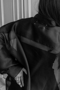 Maison Margiela Oversized Silk-Organza Shirt & ARKET Elongated Shoudler Bag, Chunky Leather Boots – Minimalist All-Black Look by Alice M. Huynh / iHeartAlice.com – Travel, Lifestyle & Fashionblog based in Berlin, Germany