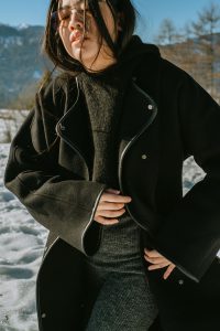 How To Keep Warm in Winter: ARKET Melton Coat & Alpaka Knit Set / Minimalist Look by Alice M. Huynh – Travel, Lifestyle & Fashionblog based in Berlin, Germany