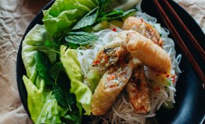 Bún Chả Giò - Reisnudeln mit Frühlingsrollen Rezept / Authenthisch Vietnamesisch Kochen mit iHeartAlice.com – Travel, Lifestyle & Foodblog by Alice M. Huynh
