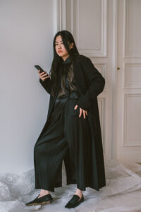 Marni Coat & Maison Margiela Shirt – All Black Everything Oversize Look / iHeartAlice.com – Travel, Lifestyle & Fashionblog by Alice M. Huynh based in Berlin, Germany
