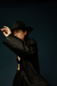 Androgynous in a Vintage Blazer / All Black Everything Minimalist Look by Alice M. Huynh – Travel, Lifestyle & Fashionblog based in Berlin, Germany