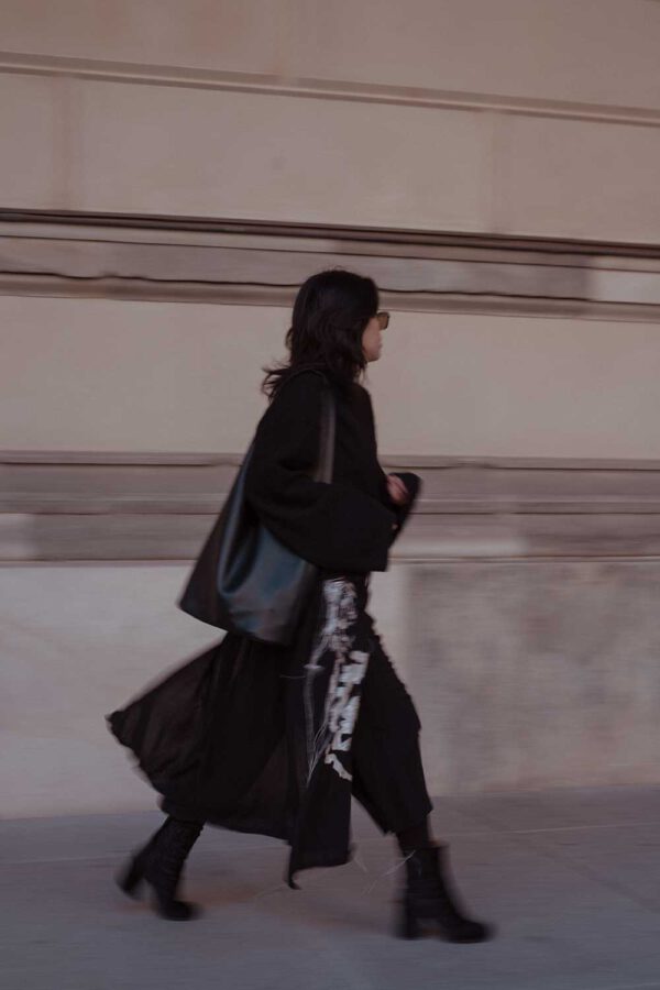 The Row Bindle Bag, Maison Margiela Tabi Boots & Yohji Yamamoto Trousers / All Black Everything Look by Alice M. Huynh - Berlin based Style, Travel & Lifestyleblog iHeartAlice.com