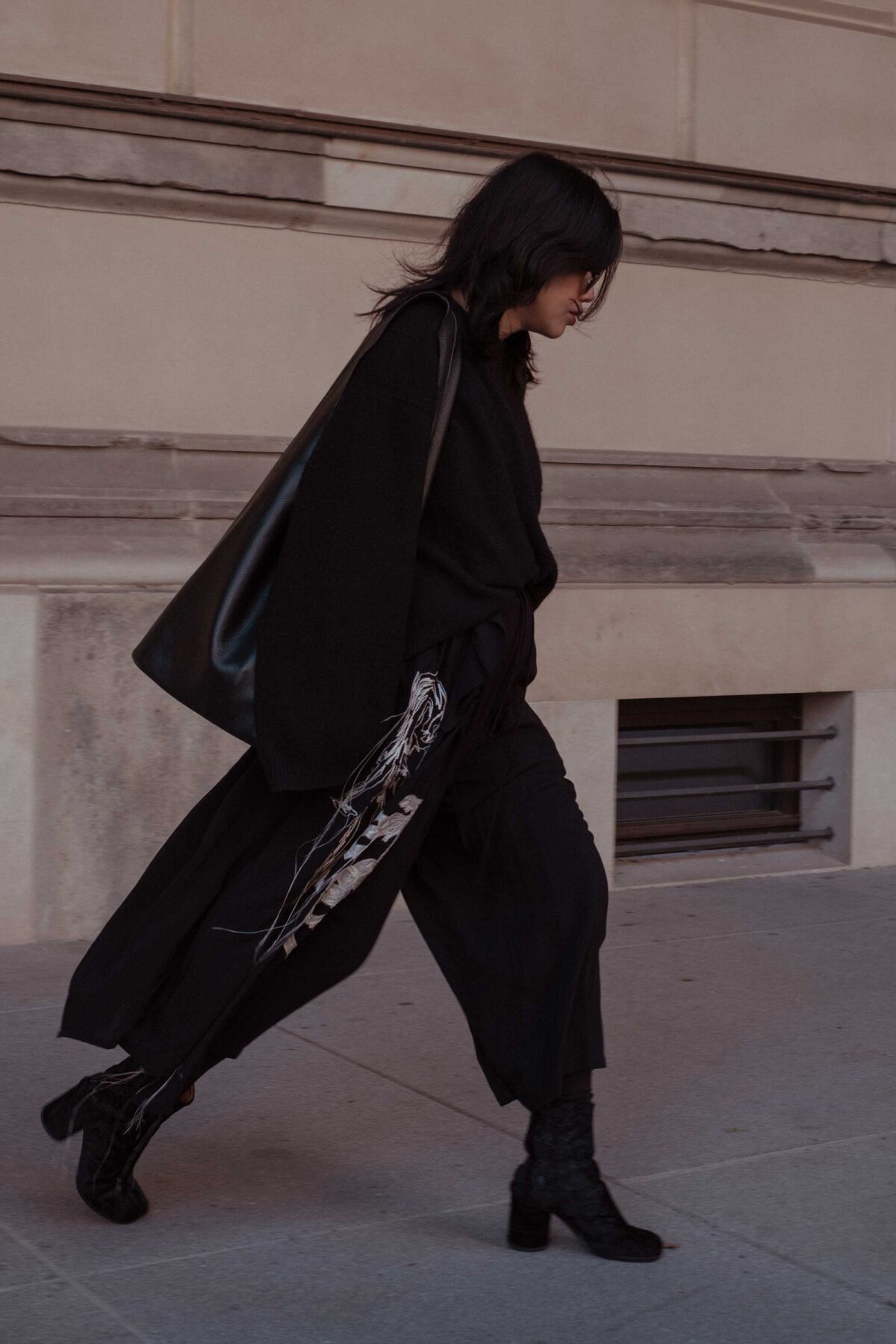 The Row Tote Bag, Maison Margiela Tabi Boots & Yohji Yamamoto Trousers / All Black Everything Look by Alice M. Huynh - Berlin based Style, Travel & Lifestyleblog iHeartAlice.com