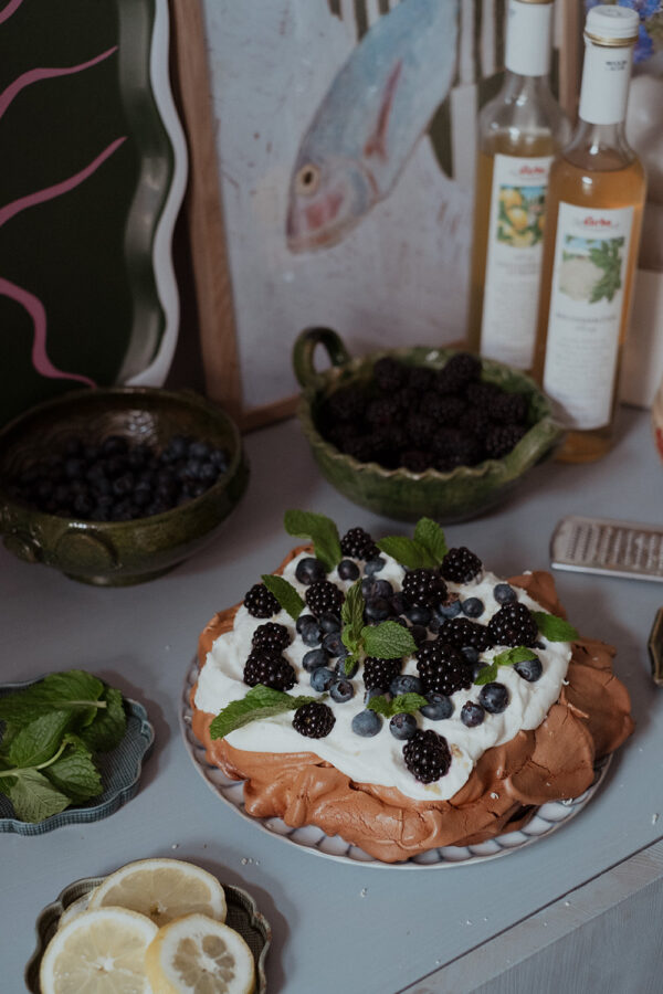 Brown Sugar Pavlova with Black Berries & Elderflower Cream Recipe / Pavlova Rezept by Alice M. Huynh - iHeartAlice.com