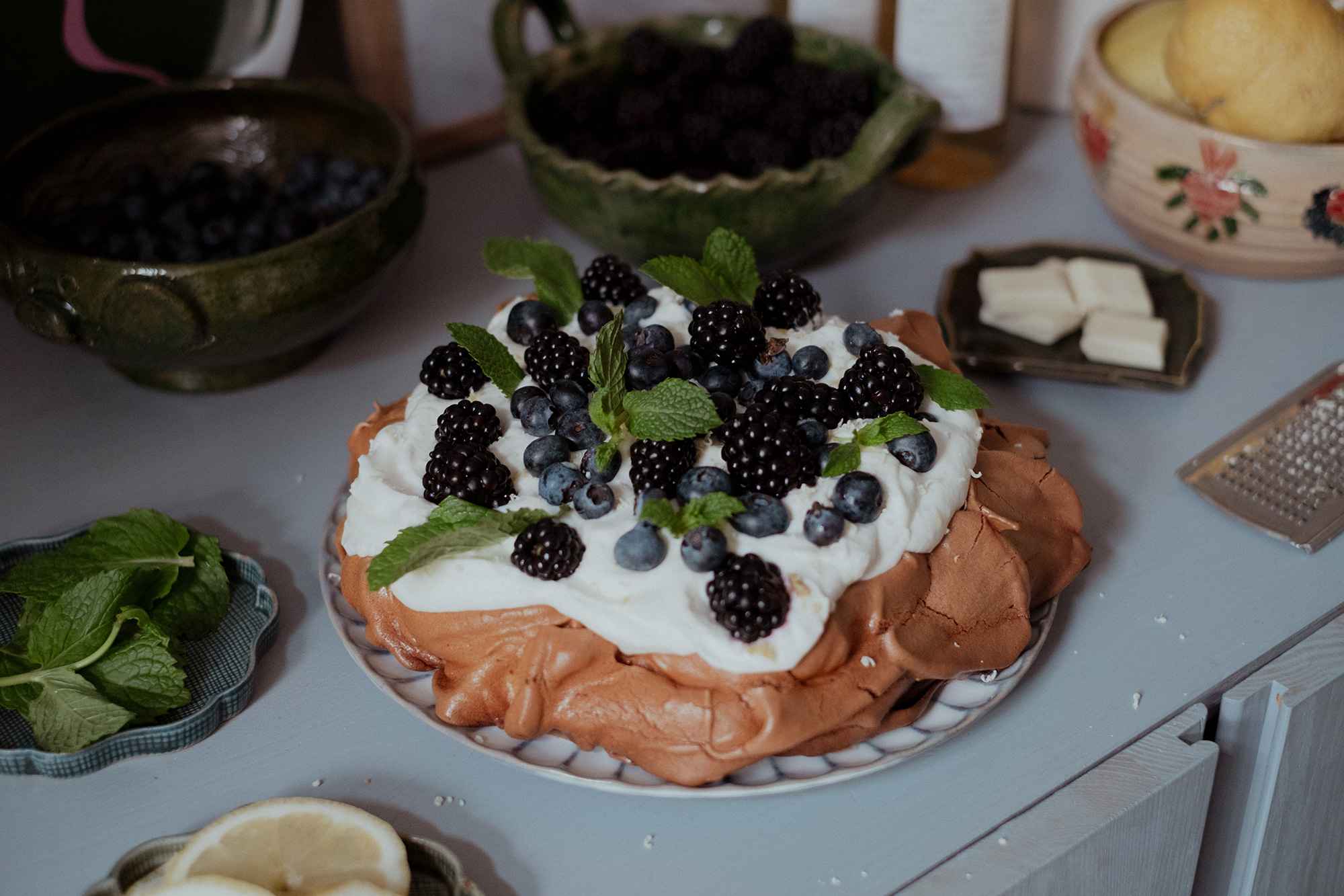 Brown Sugar Pavlova with Black Berries & Elderflower Cream Recipe / Pavlova Rezept by Alice M. Huynh - iHeartAlice.com
